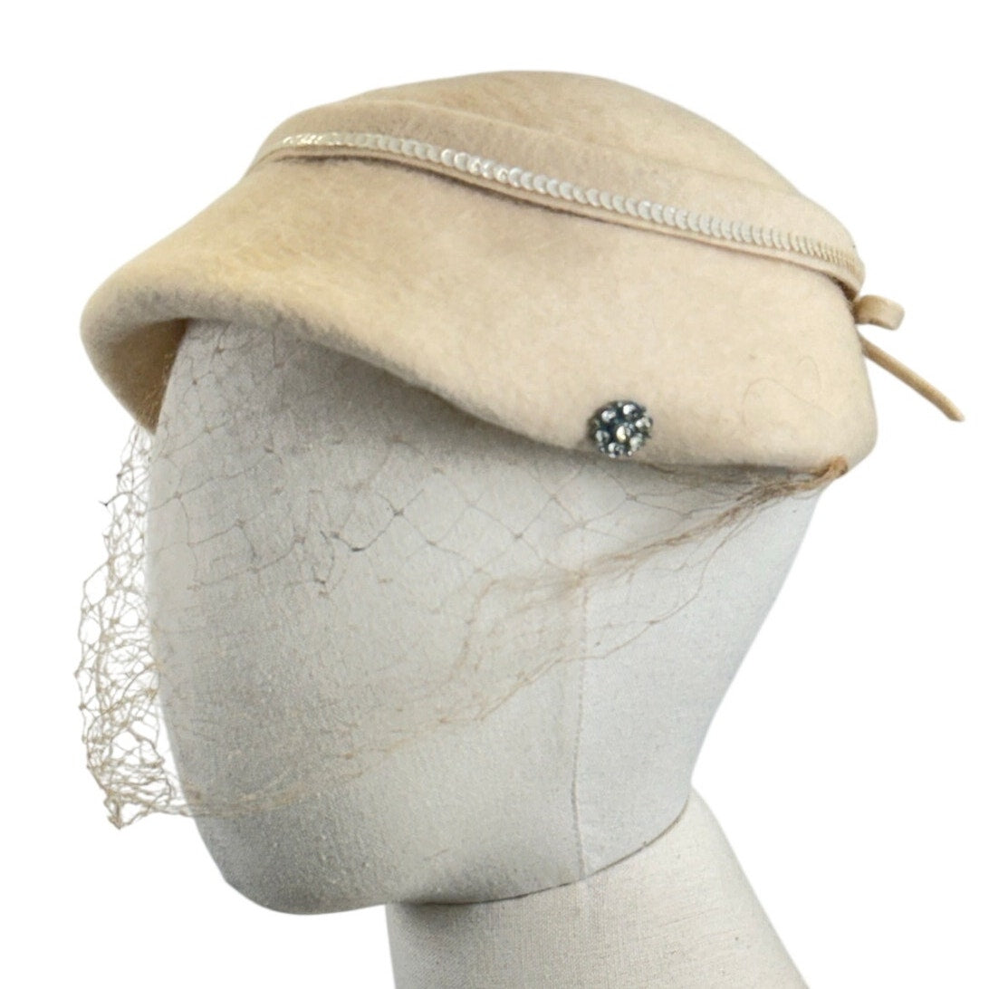 Vintage 1950s Beige Felt Wool Veiled Cloche Hat Rhinestone Trim 7½