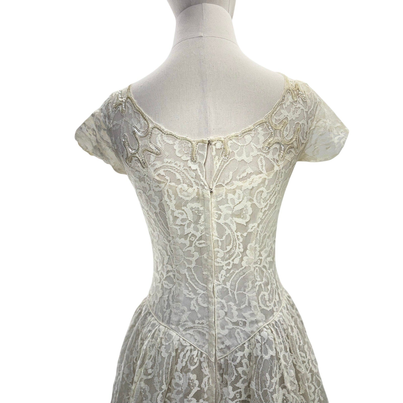 Vintage 1950s Lace Wedding Dress Train Off White Cap Sleeve Bridal Gown XS