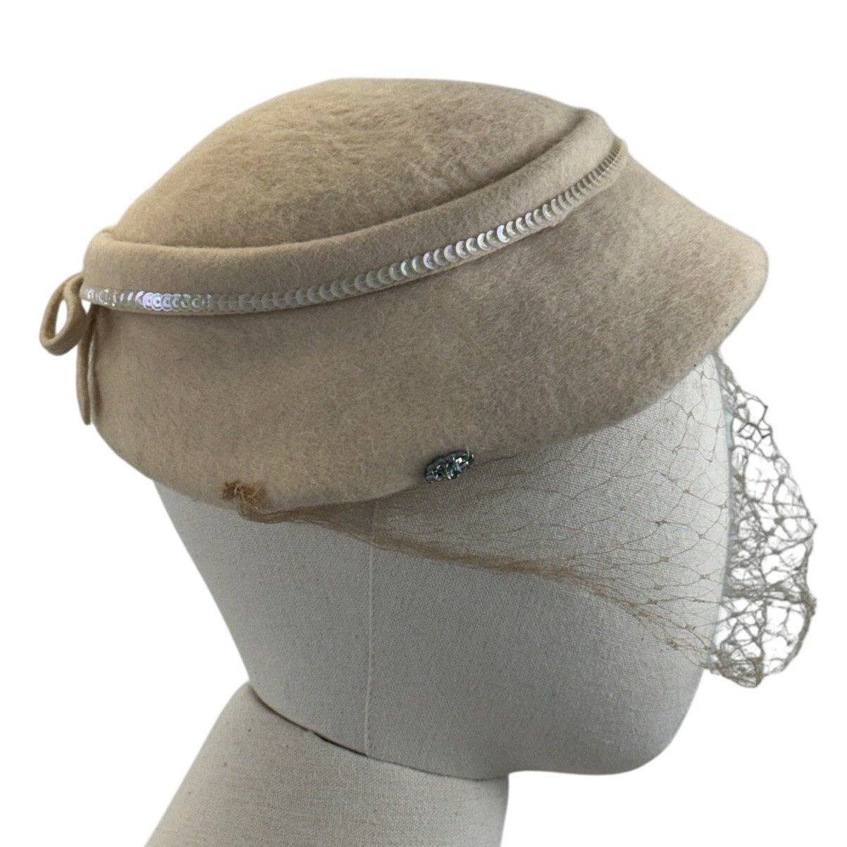 Vintage 1950s Beige Felt Wool Veiled Cloche Hat Rhinestone Trim 7½