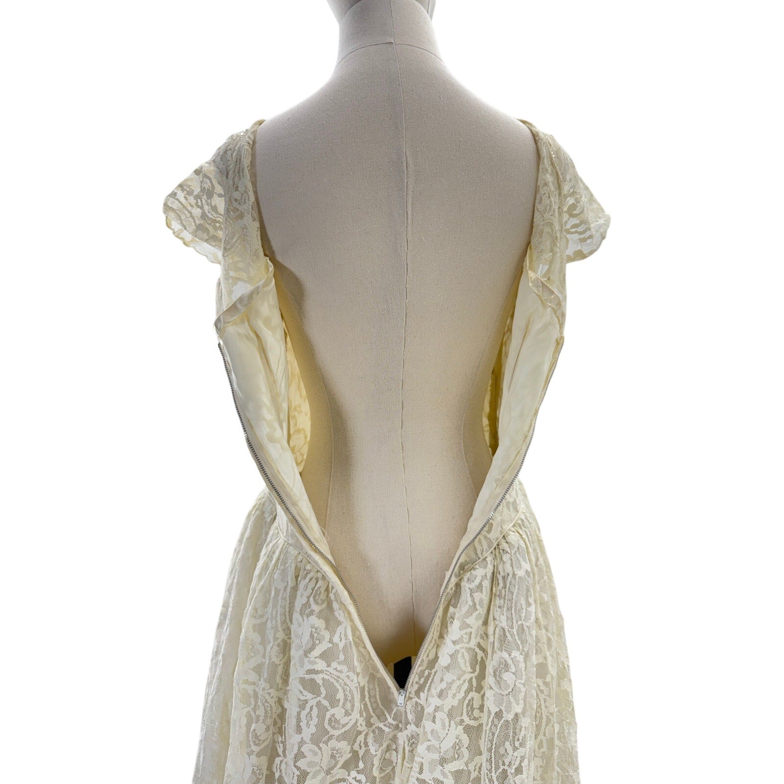 Vintage 1950s Lace Wedding Dress Train Off White Cap Sleeve Bridal Gown XS